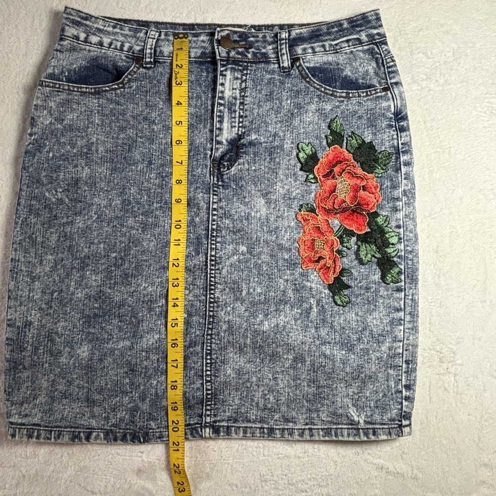 Zenobia Women's Denim skirt Acid Wash Y2K Inspired With Appliqué Rose Size 1X - Picture 4 of 13